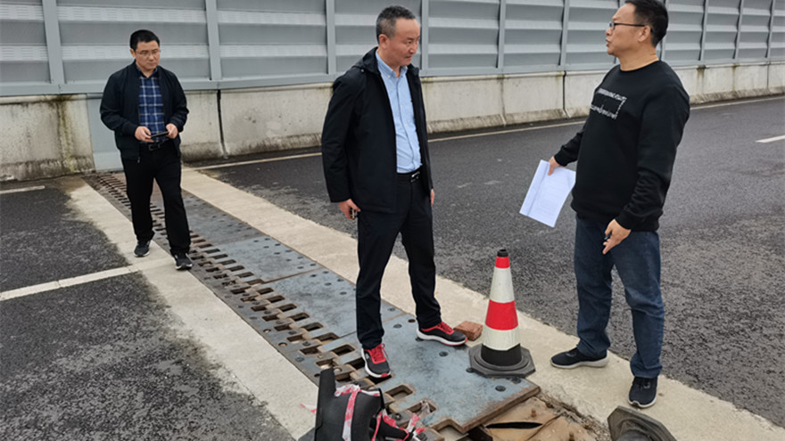 綿陽市一環(huán)路南段東延線工程(止于S205)現(xiàn)場(chǎng)檢查橋梁伸縮縫 綿陽市一環(huán)路南段東延線工程(止于S205)現(xiàn)場(chǎng)檢查橋梁伸縮縫