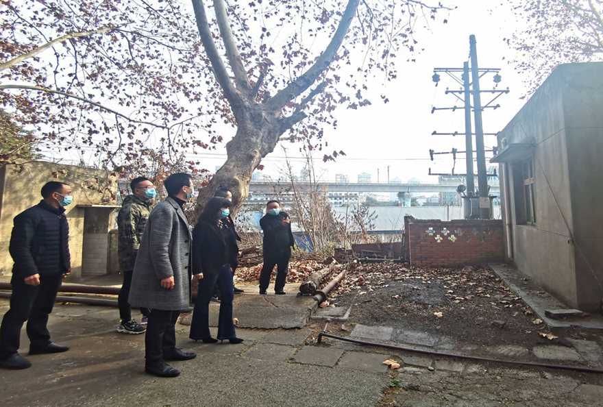 圖片2：公司黨支部書記、董事長陳平帶隊(duì)對磨刀溝倉庫資產(chǎn)進(jìn)行安全檢查_副本