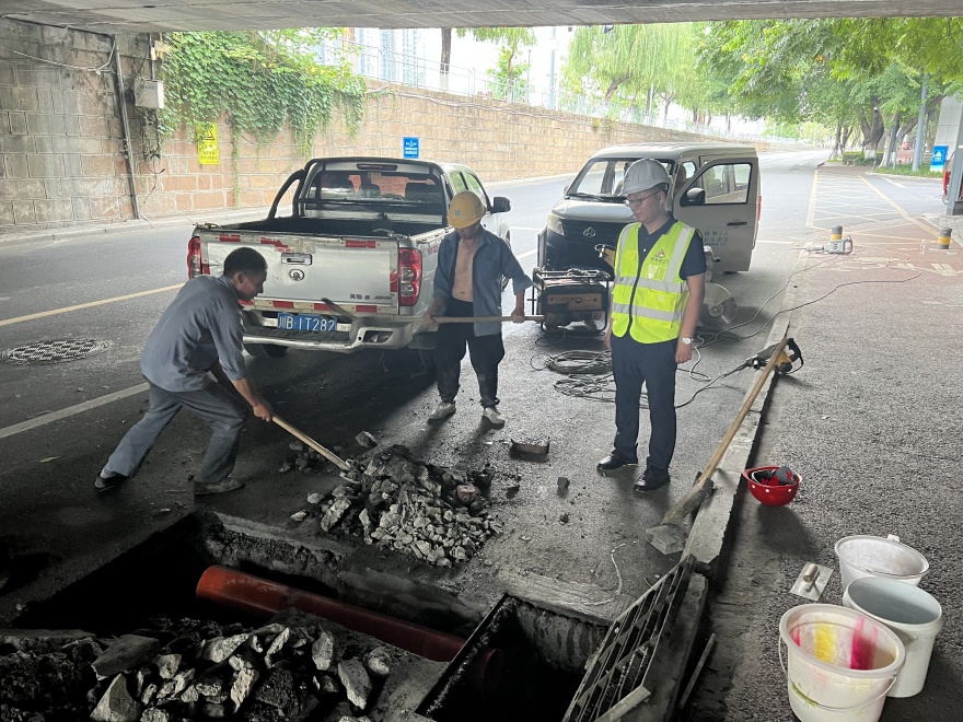 3工作人員督導內澇點清淤_副本 3工作人員督導內澇點清淤_副本