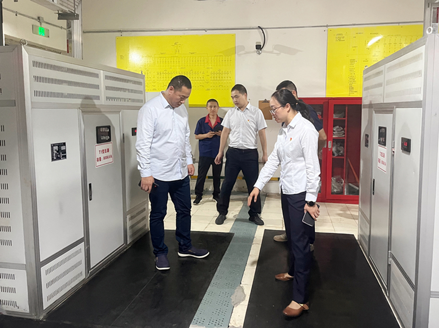 圖2：集團黨委副書記、總經理孫瑞云督導建設大廈變配電室安全